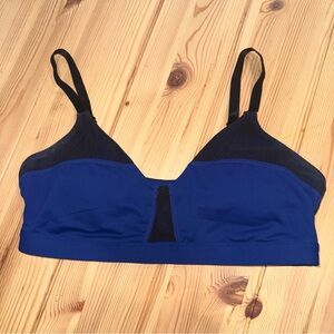 Fabletics Sarita sports bra in blue and black with mesh paneling Size Small